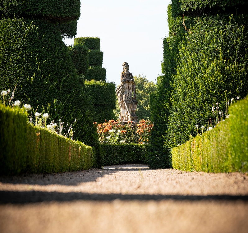 jardin et statue chateau de pizay